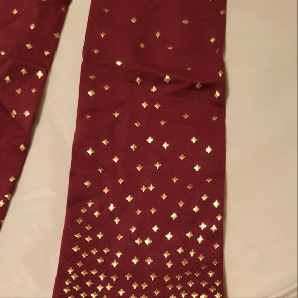 Light weight burgundy leggings with gold stars in lower leg - Picture 2 of 2
